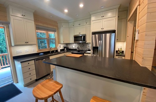 Eastsound House | NEW Private Forest Lodge 6 Mins from Ferry/Town Sleeps 8