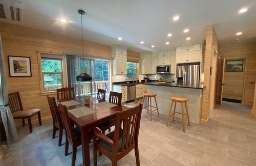 Eastsound House | NEW Private Forest Lodge 6 Mins from Ferry/Town Sleeps 8