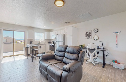 Mesa Del Sol Innovation Park Apartment | New Studio, Balcony w/views, Nexflix, Pooln