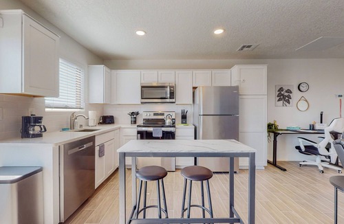 Mesa Del Sol Innovation Park Apartment | New Studio, Balcony w/views, Nexflix, Pooln