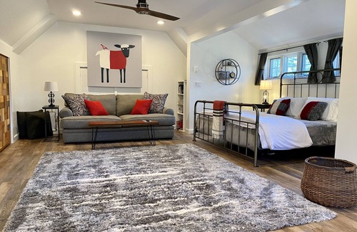 Stowe Apartment | NEW! Studio Loft in Stowe Hollow