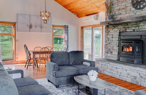 East Haven  Rutland County Cabin | NEW!! VERMONT GETAWAY| PET FRIENDLY | KILLINGTON RESORT in 20 min | A/C