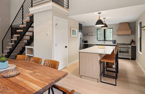 Stowe Hollow House | Newly Renovated Vermont Chic home in Stowe Hollow 3 Mins to Town With HOT TUB!