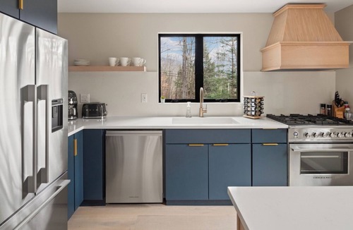 Stowe Hollow House | Newly Renovated Vermont Chic home in Stowe Hollow 3 Mins to Town With HOT TUB!
