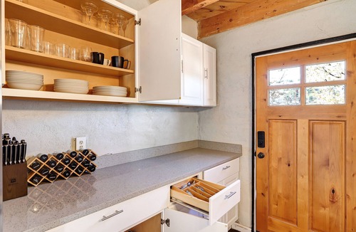 Dixon House | Newly Updated Dixon Wine House. 2 Bedroom 3 Story with room for 8.