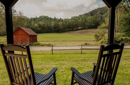 South Pomfret House | Next to Saskadena Ski, Great Views - Half Past Six
