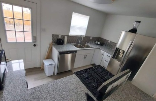 University Heights House | Nob Hill/UNM ~ Luxury Remodeled House w/King Bed