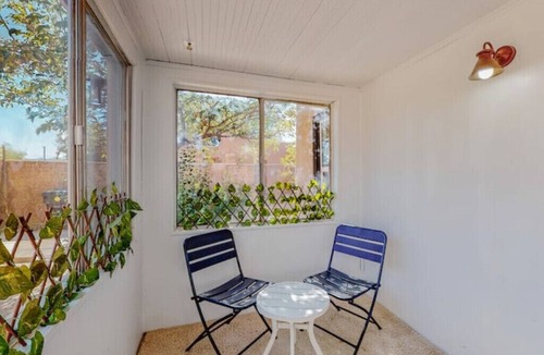 Silver Hill House | Nob Hill/UNM Luxury 3 Bedroom House w/King Bedsnn