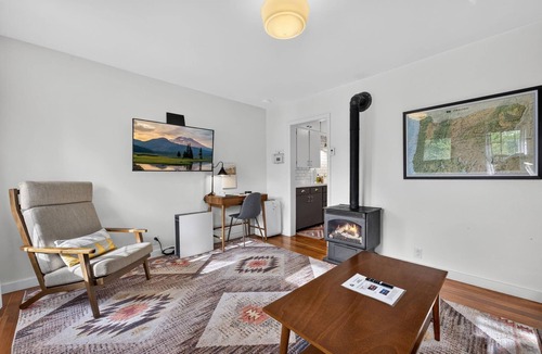 Old Bend Cottage | North Sister - Bungalow Charm, Fireplace, Queen bed, Parking