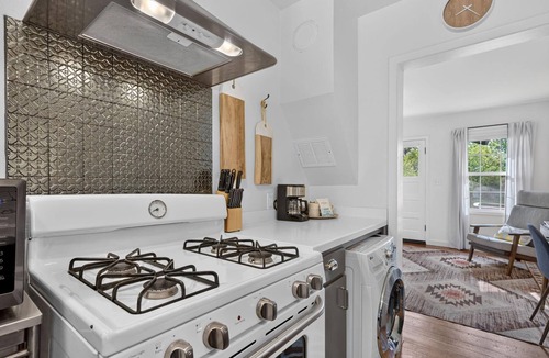 Old Bend Cottage | North Sister - Bungalow Charm, Fireplace, Queen bed, Parking