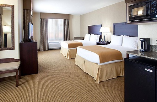 Eagan House | Norwood Inn Eagan -Luxury 2 King Bedroom Suite with Tub And Ktchnette
