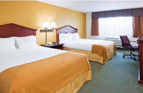 Eagan House | Norwood Inn Eagan -Luxury 2 King Bedroom Suite with Tub And Ktchnette