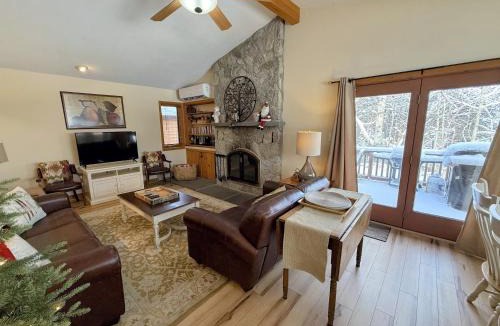 Bretton Woods Villa | O1 Slopeside Bretton Woods cottage with AC large patio and private yard Walk to slopes