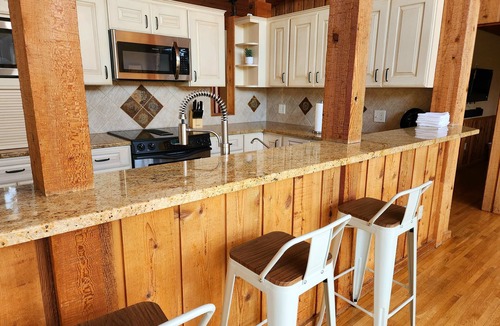 Rochester House | Oak Savanna/A one of a kind retreat 7 miles to Mayo Clinic, 5 bedroom, 3 bath