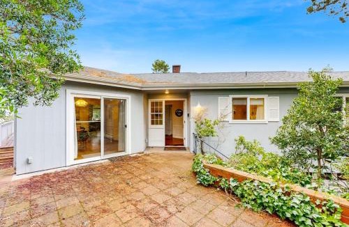Klipsan Beach House | Oceanfront charmer with wood fireplace games & scenic deck - dog-friendly