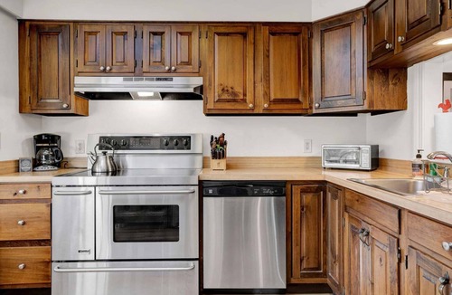 West Hartford Condo | On Golf Course, Views! Spacious! - Landmark 2C