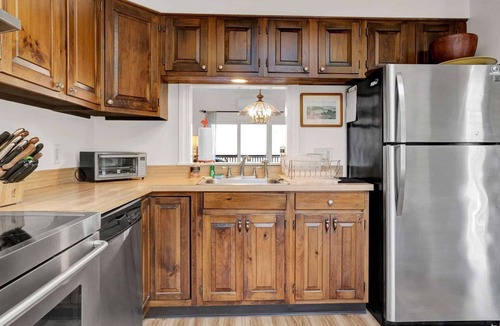 West Hartford Condo | On Golf Course, Views! Spacious! - Landmark 2C