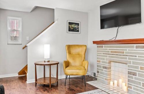 Brookline House | Open Floor Spacious Home, 15min from Downtown, Private Garage, Kids Friendly