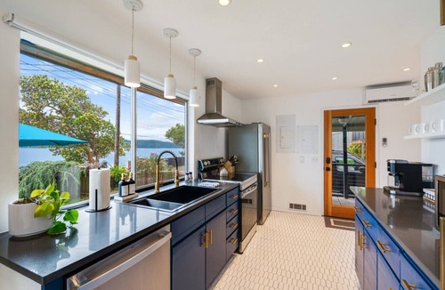 Belfair House | Oyster Pine Retreat - Waterfront w/Hot Tub & Kayak