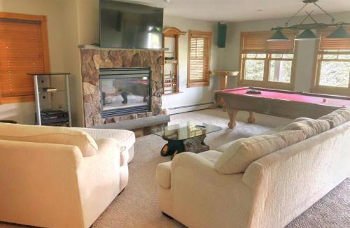 Bethlehem Villa | P5 Ski-in Ski-out rare find Presidential View single family with garage pool table ping pong