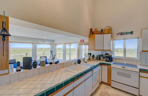 Long Beach House | Pacific Paradise -Ocean & beachfront/Dog friendly
