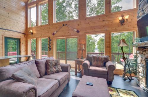 Hayward House | Paddle Ready Hayward Lake View Retreat with BBQ