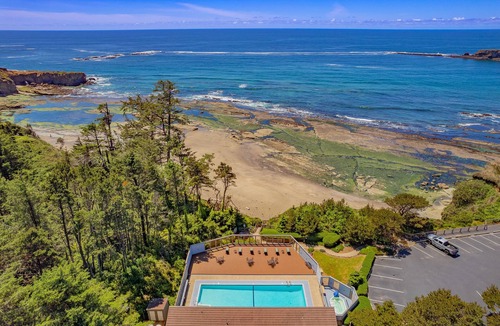 Otter Rock Apartment | Panoramic Ocean-View Loft | Queen Beds | Kitchen