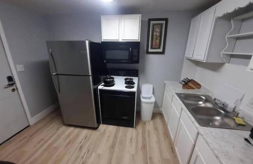 West Columbus Apartment | Paris Suite