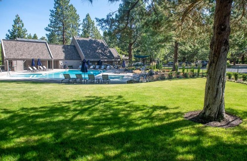 Century West House | Patio & Pool Access! Year-Round Base in Bend