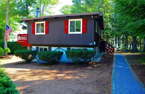 Meredith House | Patrician Shores 4 BR Winnipesaukee access partial water views