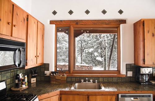 Valdez House | Peaceful Adobe Casita between Taos/TSV- Mountain Views, Hot Tub, Summer Garden