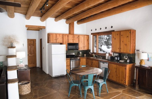 Valdez House | Peaceful Adobe Compound 2 Houses between Taos TSV - Mountain Views, Hot Tub