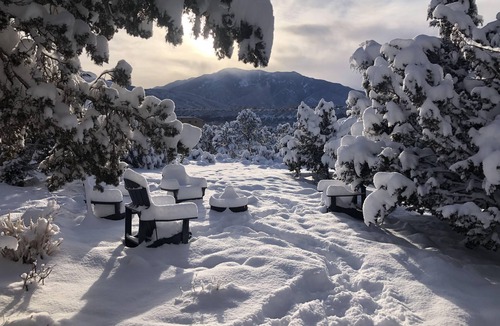 Valdez House | Peaceful Adobe home between Taos/TSV- Mountain Views, Hot Tub, Summer Garden