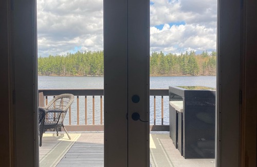 Russell Cabin | Peaceful Cottage on the Water ~ Sauna Cabin, Kayaks, SUP Board, Canoe & more!
