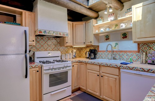 Taos House | Peaceful retreat with amazing mountain views, fireplaces & private hot tub