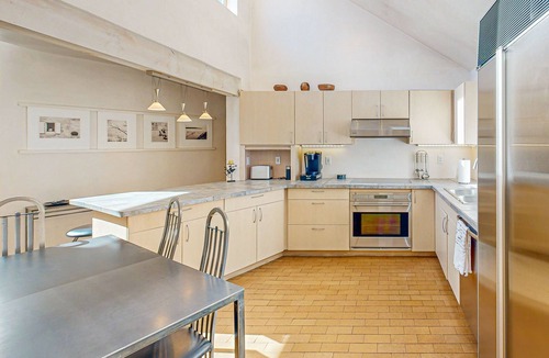 La Tierra House | Peaceful retreat with tons of privacy, patio, gas fireplace & wood burning stove