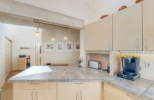 La Tierra House | Peaceful retreat with tons of privacy, patio, gas fireplace & wood burning stove