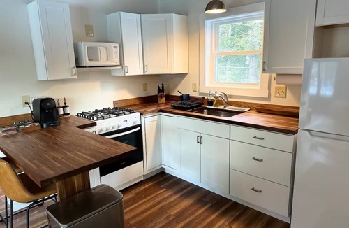 Woodstock House | Peaks Perch Near Loon: King Bed, Kitchen, AC
