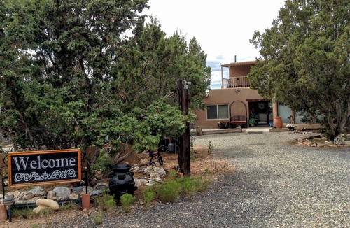 West Alameda Apartment | Perfect for Travel Nurses, Professionals or Relocation to Santa Fe!