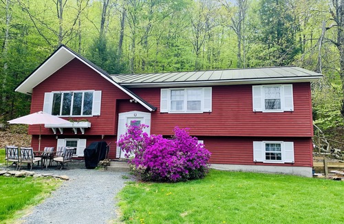 Mount Sunapee House | Perfect Lake or Mountain Getaway Less Than 5 Minutes Away