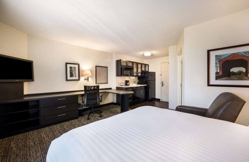 South Hills Hotel | Perfect Pittsburgh Retreat! Fully-equipped Kitchen, Pet-friendly Property!