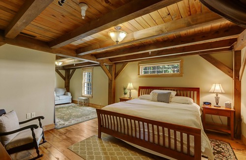 Fairfax Bed & Breakfast | Perfectly Vermont bed and breakfast w/ en suite bath- Hazelnut Room