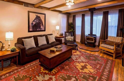 Clovis House | Pet-Friendly Clovis Home: Yard, Pergola & Hot Tub