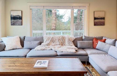 Eastsound House | Pet Friendly, Hot Tub, Pizza Oven, EV Car, Golfing