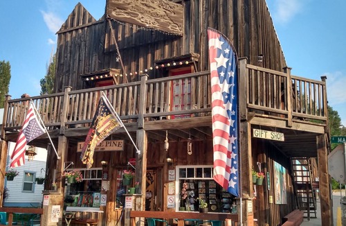 Mitchell Cabin | Pet-friendly Lodge near the Painted Hills