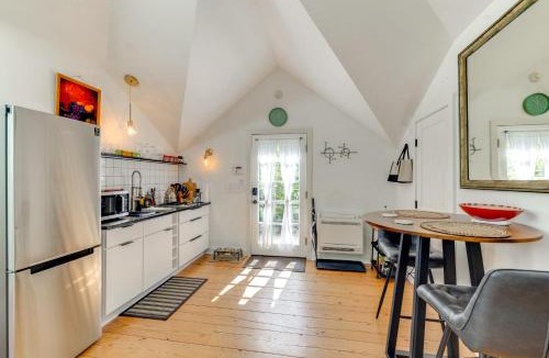 Bryn Mawr Apartment | Pet-Friendly Minneapolis Studio Walk to Lake!