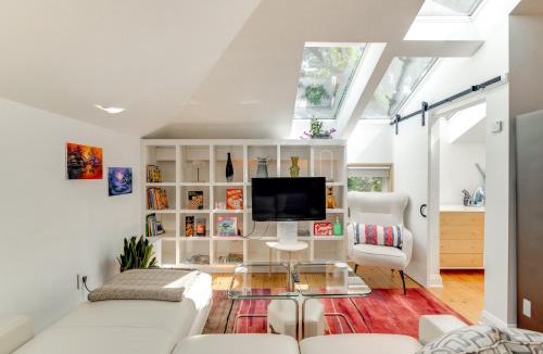 Bryn Mawr Apartment | Pet-Friendly Minneapolis Studio Walk to Lake!