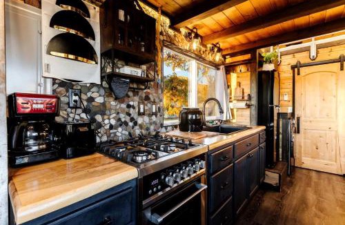 Apple Valley House | Pet-Friendly Modern Tiny Home with Red Rock Views & Private Deck Near Zion National Park, Apple Valley Utah