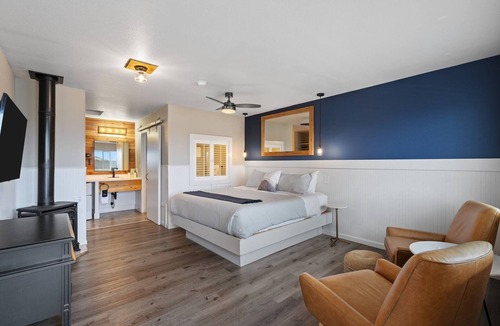 Long Beach Hotel | Pet-Friendly Studio Stay | 0.2 Miles from Marsh's Free Museum | Parking Avail.