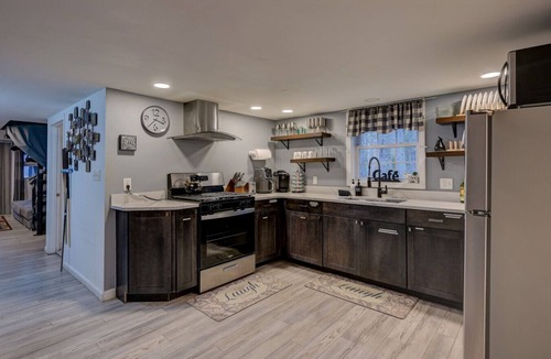 Center Conway Apartment | Pet Friendly Summer A-Frame | Pool 🎱 | AirHockey 🏒 | Fun 😃